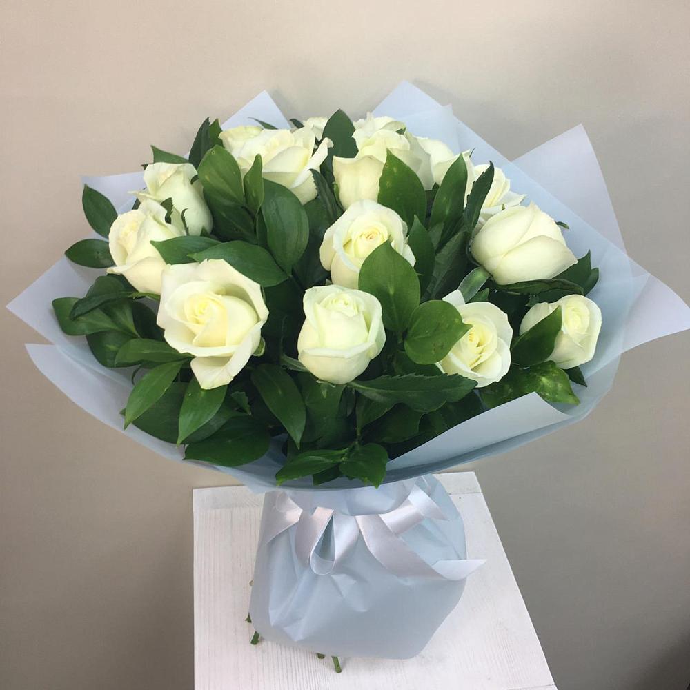 Букет 15 Белых роз Проуд в Искре Курской области