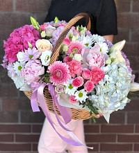 Композиция солнечный день в Искре Курской области Цветочная композиция из Розы, Хризантемы, Пионы и Лизиантусы в корзине в Искре Курской области