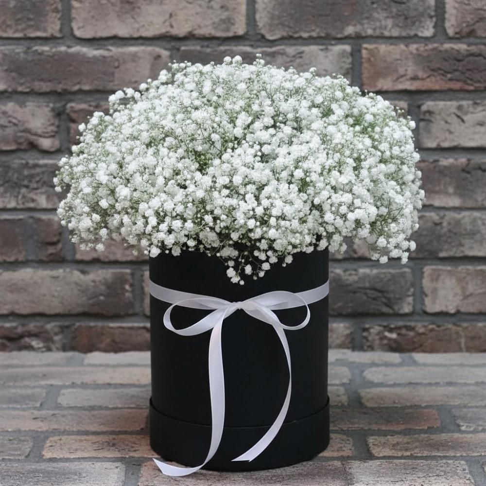 Цветочная композиция из Гипсофила в шляпной коробке в Искре Курской области