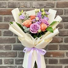 Букет цветов из:  Лизиантусы и Розы в Искре Курской области