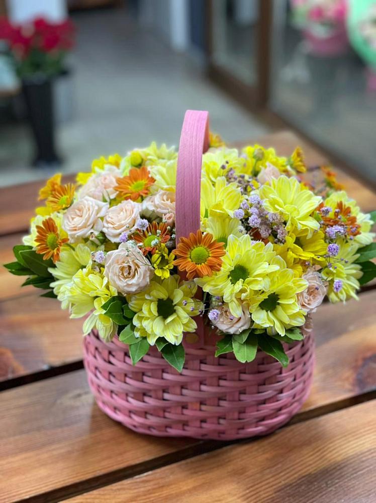 Цветочная композиция из Хризантемы и Розы в корзине в Искре Курской области