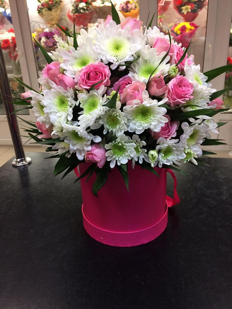 Цветочная композиция из Розы и Хризантемы в шляпной коробке в Искре Курской области