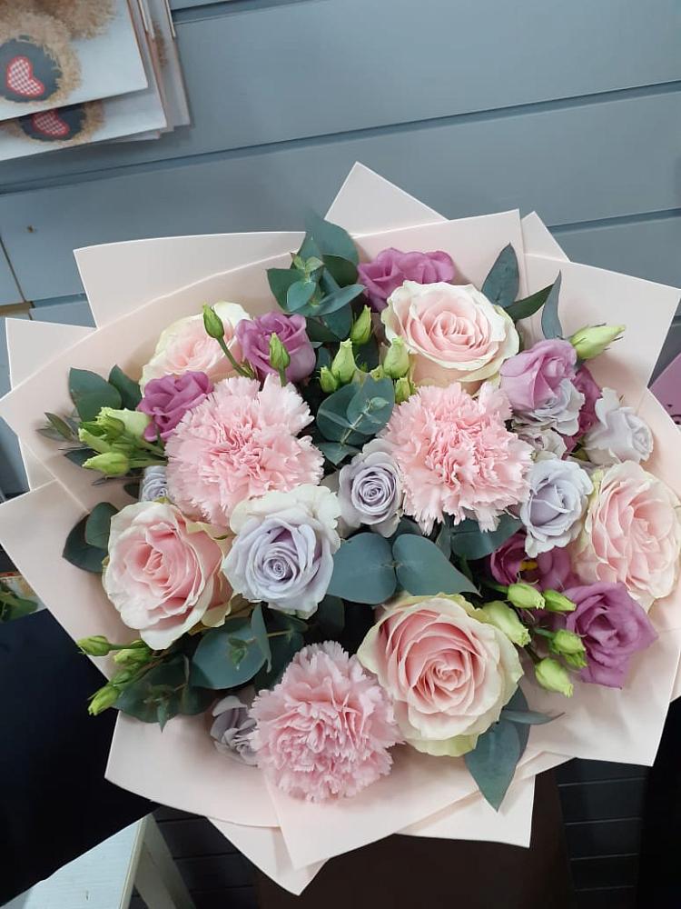 Букет цветов из: Розы, Гвоздики и Лизиантусы в Искре Курской области