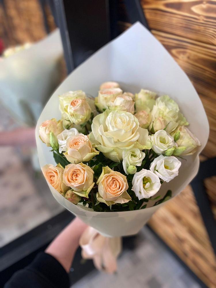 Букет цветов из: Розы и Лизиантусы в Искре Курской области